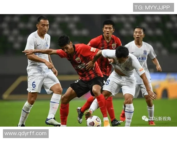 恒大与上港比赛裁判表现引发争议球迷热议判罚尺度与公平性 恒大与上港比赛裁判表现引发争议球迷热议判罚尺度与公平性